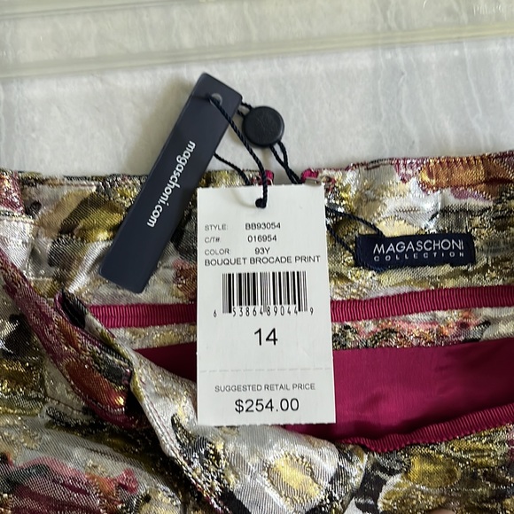 Brand new with tags Magaschoni skirt. Zip up back - Picture 4 of 5